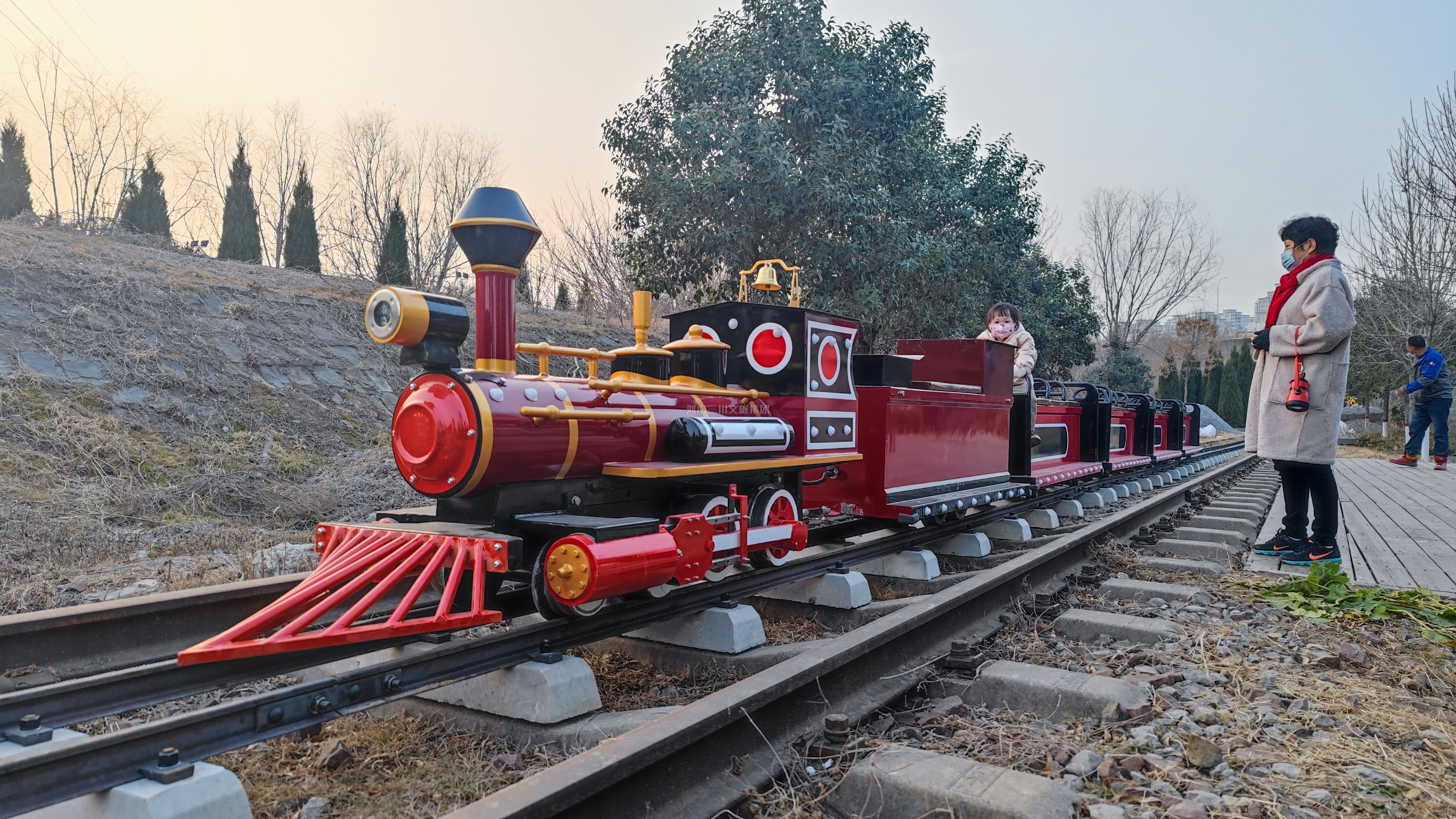 小火車廠家軌道小火車,公園游樂軌道小火車,游樂場軌道小火車,田園小火車有軌價格,景區(qū)有軌小火車價格及規(guī)格,