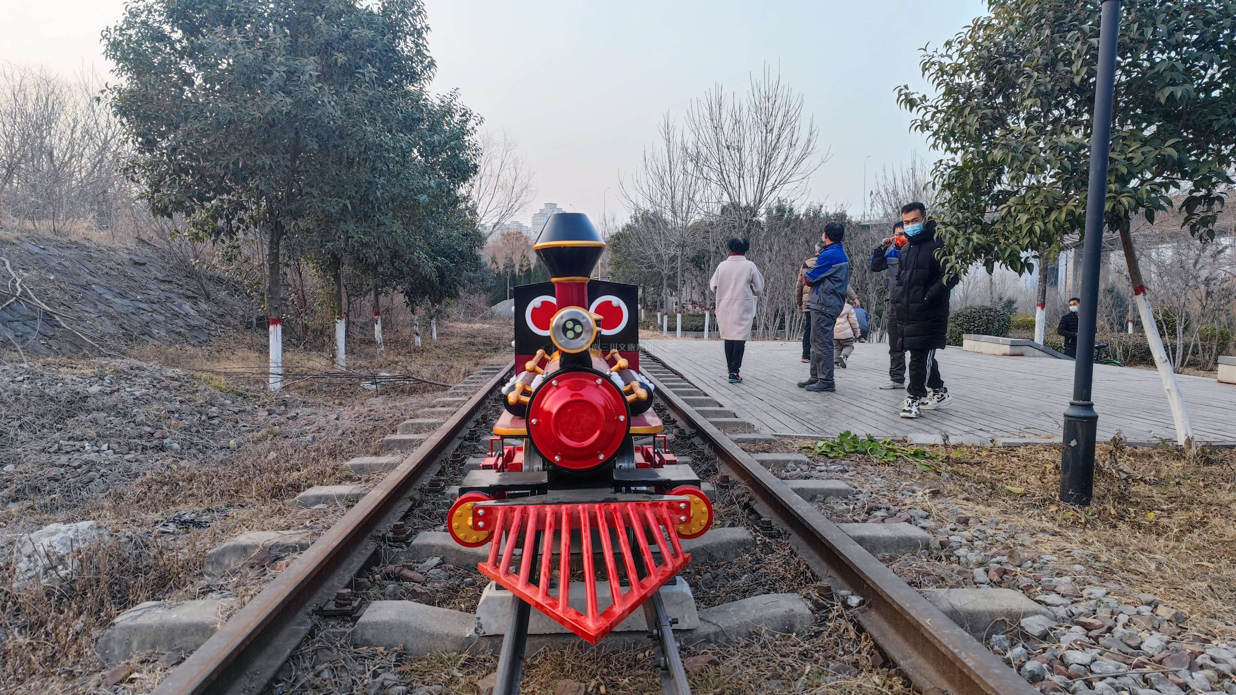 小火車廠家軌道小火車,公園游樂軌道小火車,游樂場軌道小火車,田園小火車有軌價格,景區(qū)有軌小火車價格及規(guī)格,