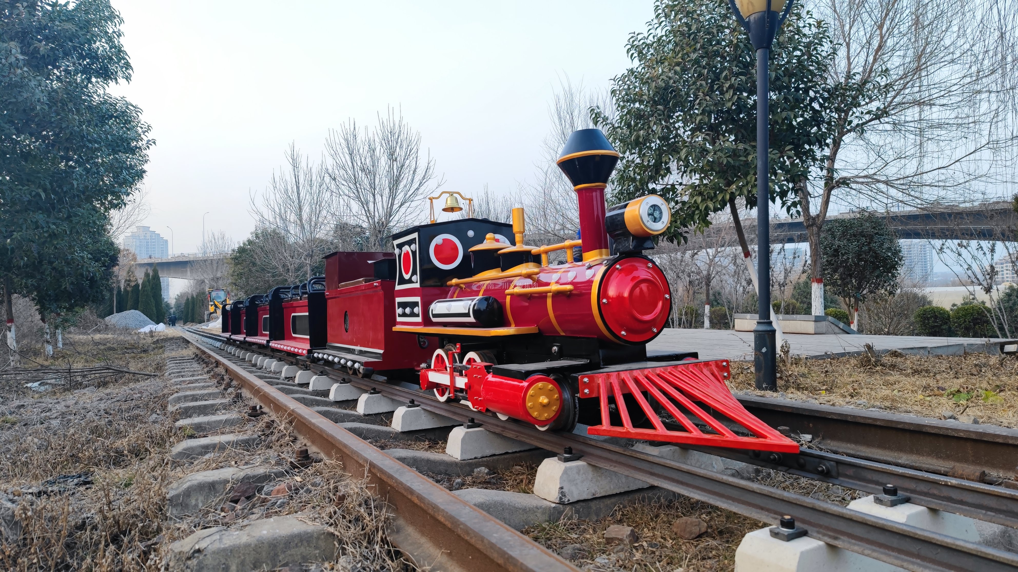 小火車廠家軌道小火車,公園游樂軌道小火車,游樂場軌道小火車,田園小火車有軌價格,景區(qū)有軌小火車價格及規(guī)格,