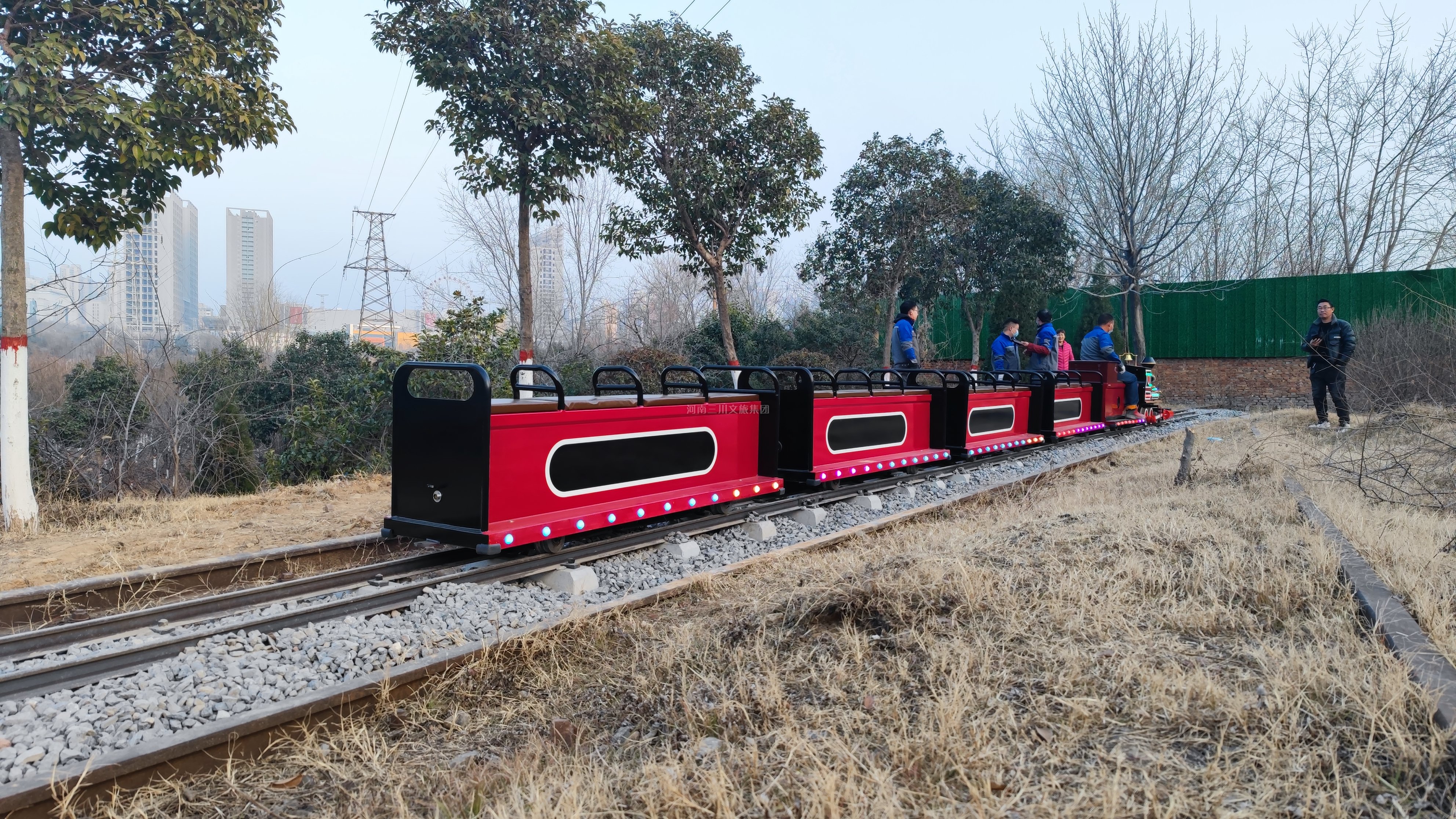 小火車廠家軌道小火車,公園游樂軌道小火車,游樂場軌道小火車,田園小火車有軌價格,景區(qū)有軌小火車價格及規(guī)格,