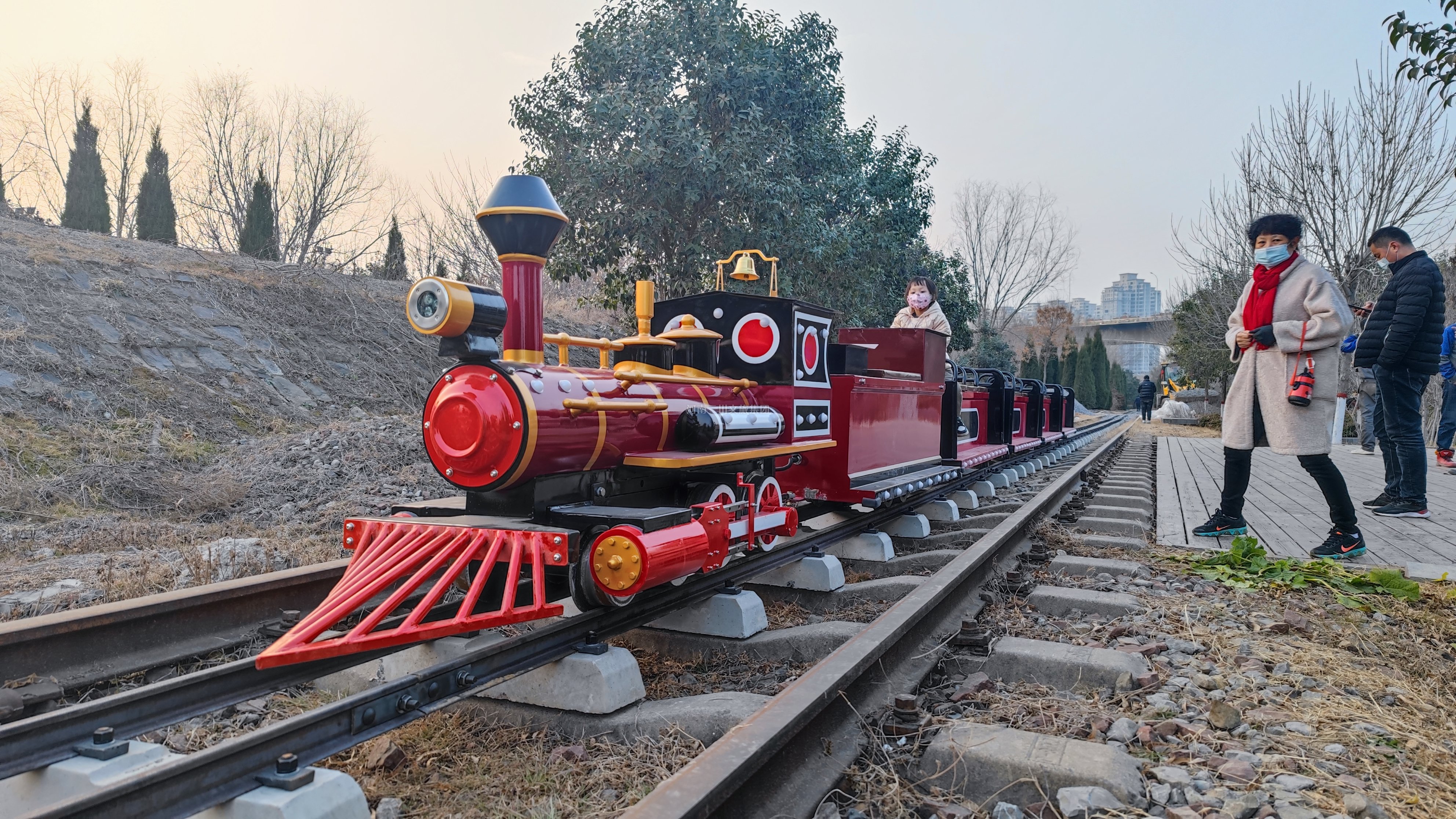 小火車廠家軌道小火車,公園游樂軌道小火車,游樂場軌道小火車,田園小火車有軌價格,景區(qū)有軌小火車價格及規(guī)格,